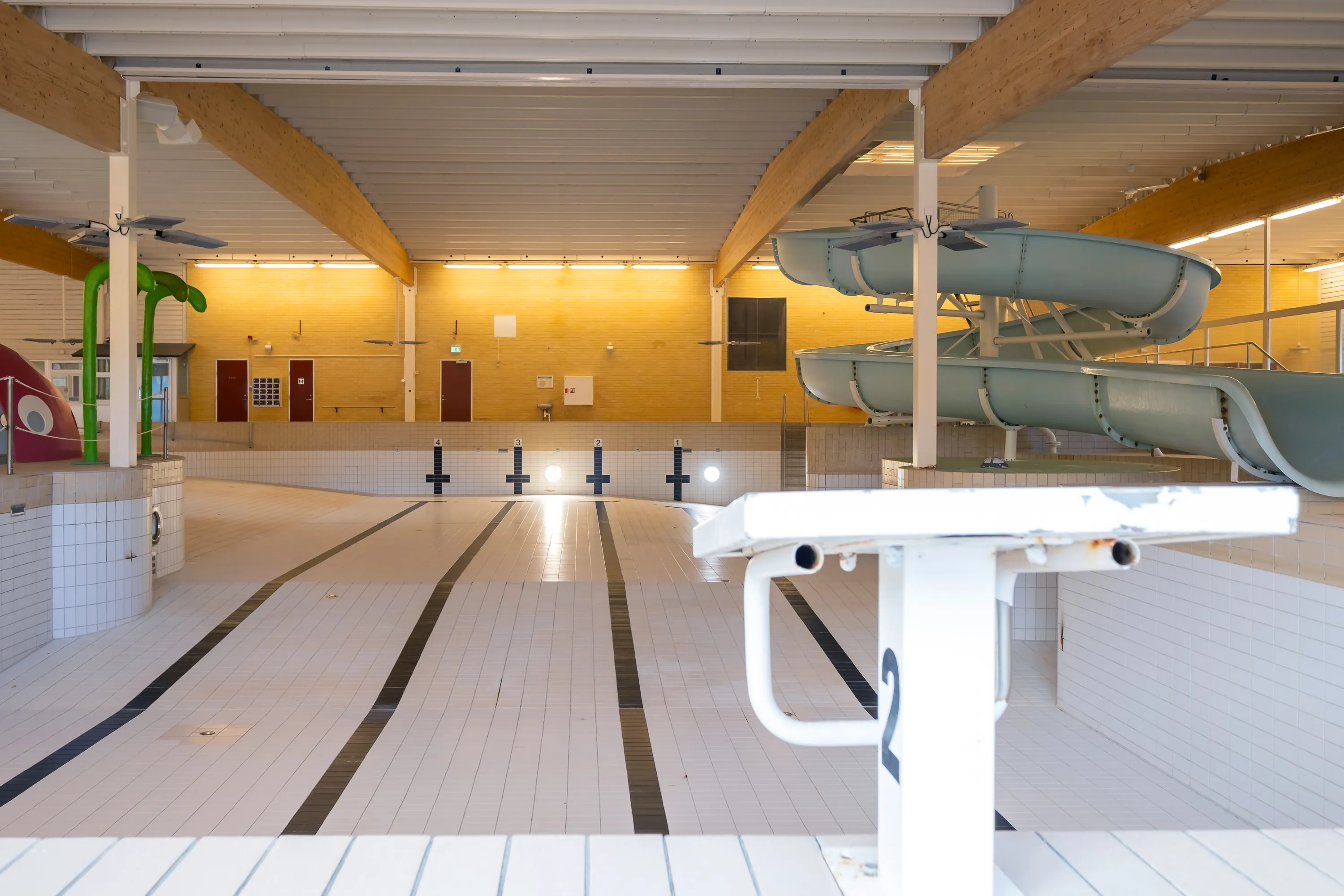 Tömd simhall med vattenrutschbana och hopptorn i Vingåkers badhus inför renoveringen.